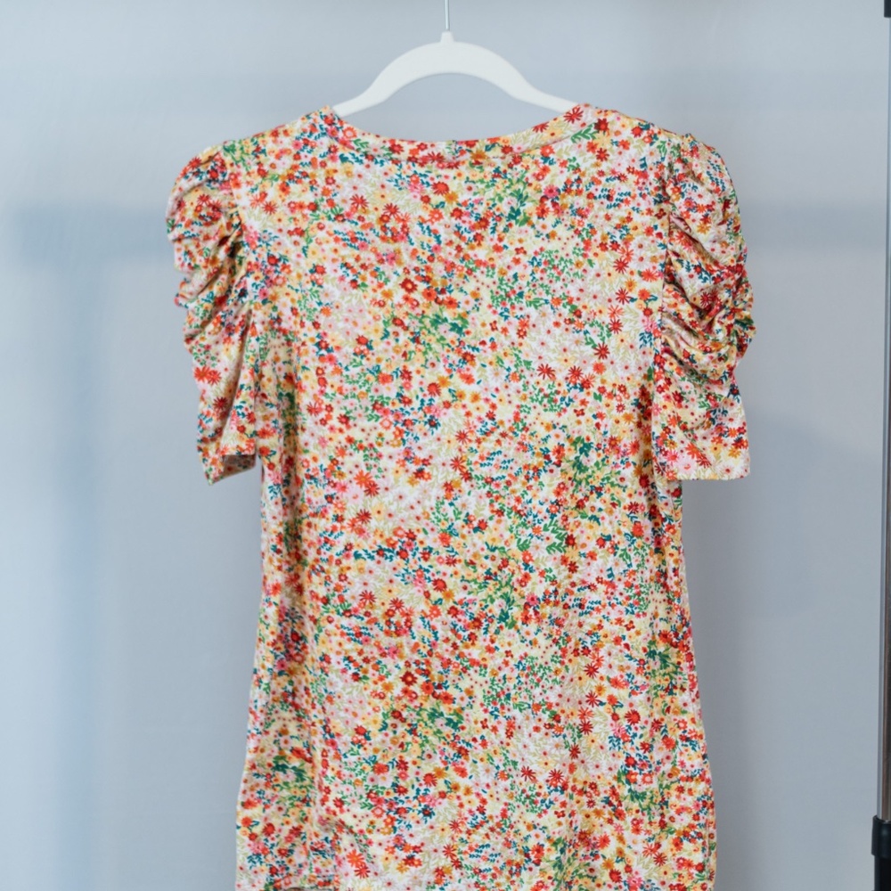 Multi Color Floral Top (M) - Picture 2 of 5